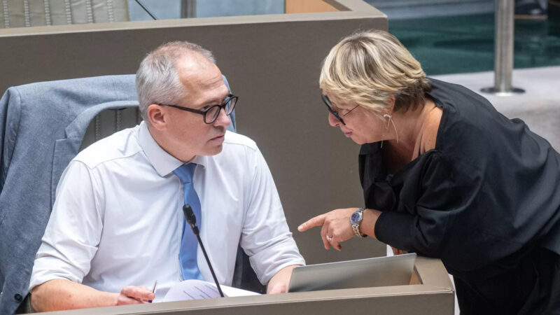 De Vlaamse minister-president Matthias Diependaele (N-VA) en de Vlaamse minister van Cultuur Caroline Gennez (Vooruit). Bron BELGA